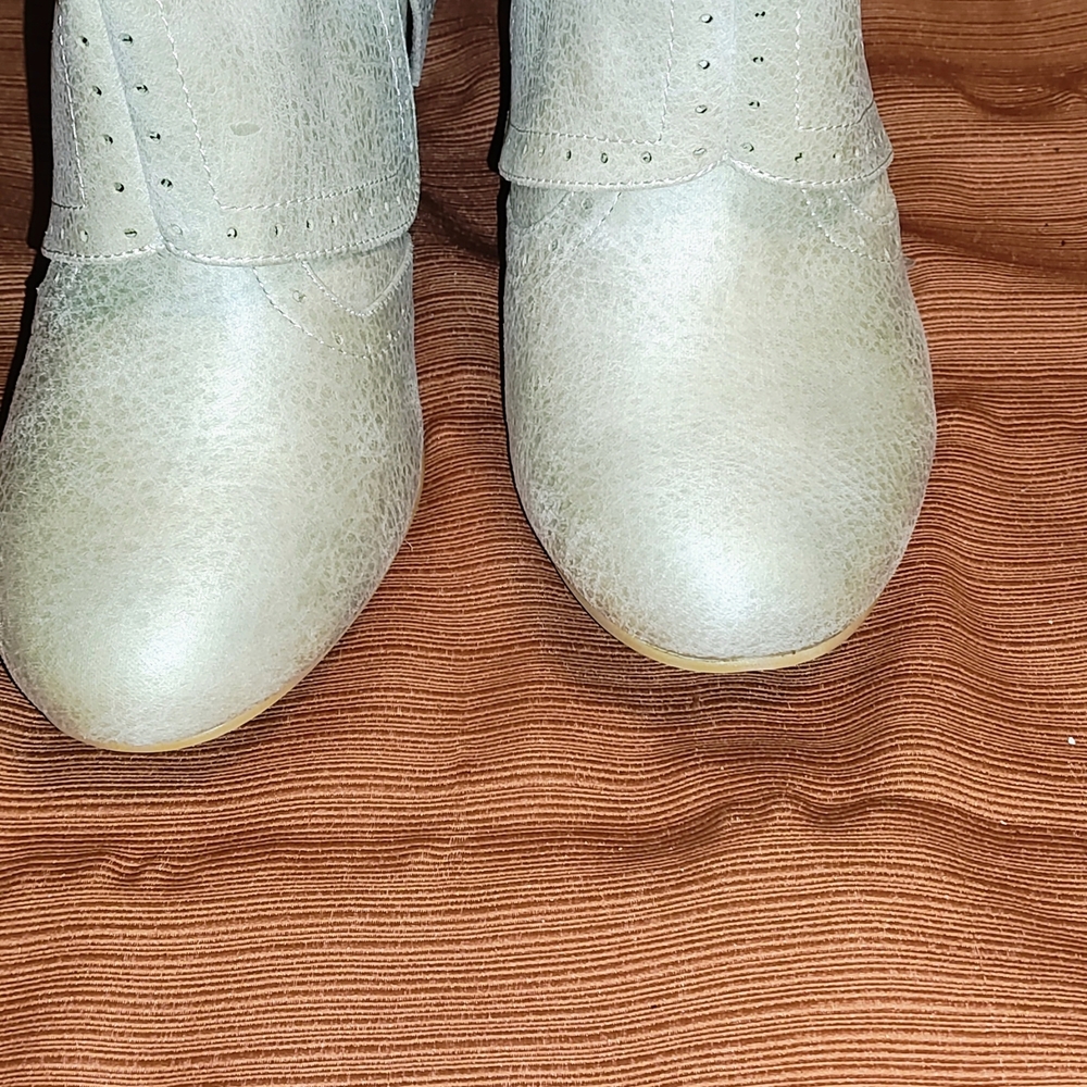 Stylish Women's Cream Boots - Picture 9 of 10